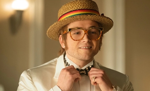 Programmi TV di stasera, giovedì 28 gennaio 2021. Su Canale5 in 1^Tv la vita di Elton John in «Rocketman»