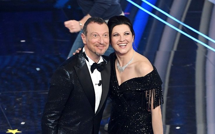 Sanremo 2021, Amadeus su Giovanna Civitillo a PrimaFestival: «In Italia ci si scandalizza molto della moglie e non dell’amante»