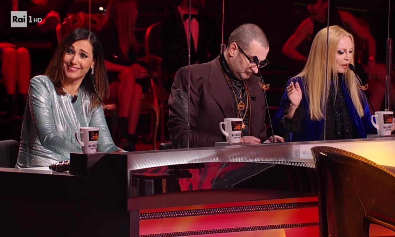 Il Cantante Mascherato 2: la Balivo esalta gli «Affari Tuoi» di Max Giusti davanti a Flavio Insinna. Mentre Patty Pravo la asfalta con classe