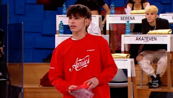 Amici 20, puntata di sabato 20 febbraio 2021 – Lorella sospende Martina, Leonardo vince la sfida e conferma il banco