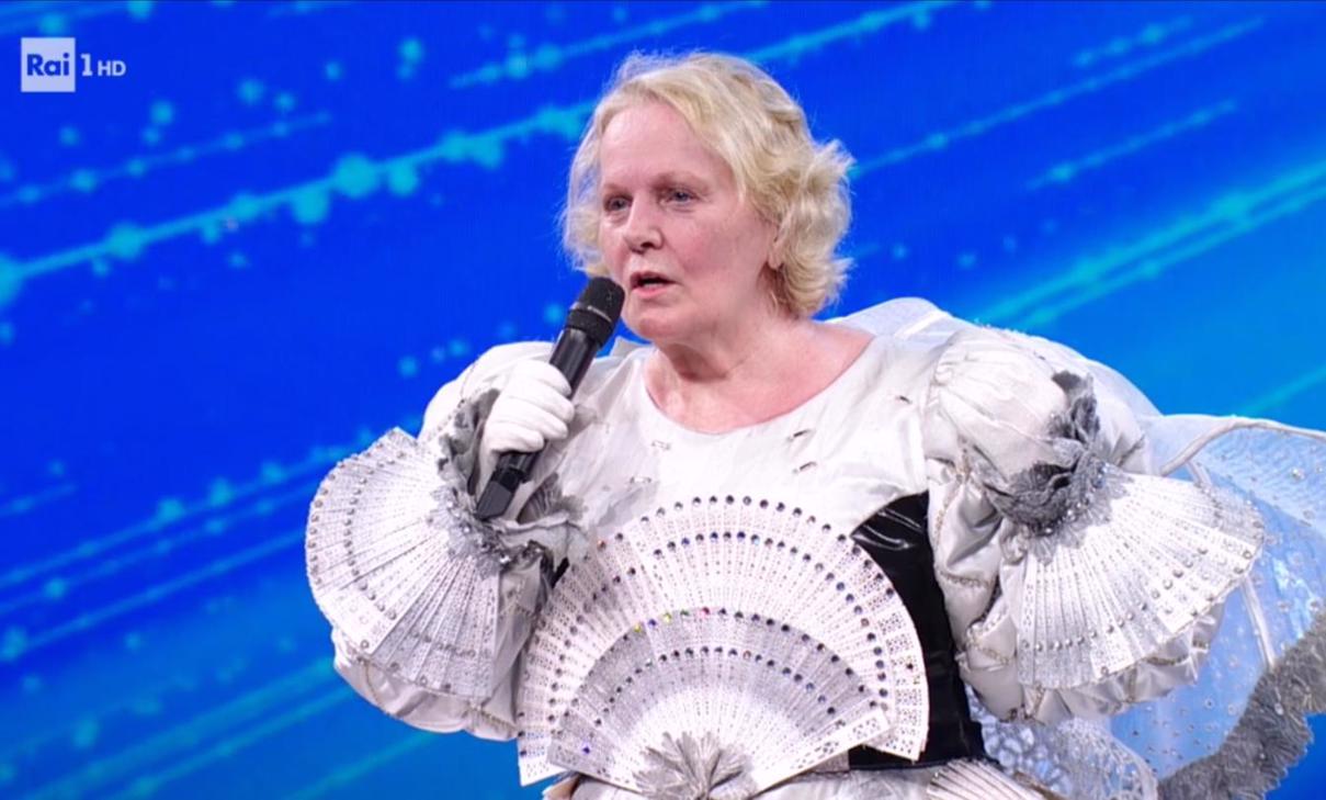 Il Cantante Mascherato 2: eliminati Tigre Azzurra (Mauro Coruzzi) e Giraffa (Katia Ricciarelli)