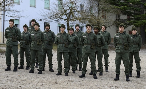 Programmi TV di stasera, martedì 16 febbraio 2021. La Caserma in onda al posto di Stasera Tutto è Possibile