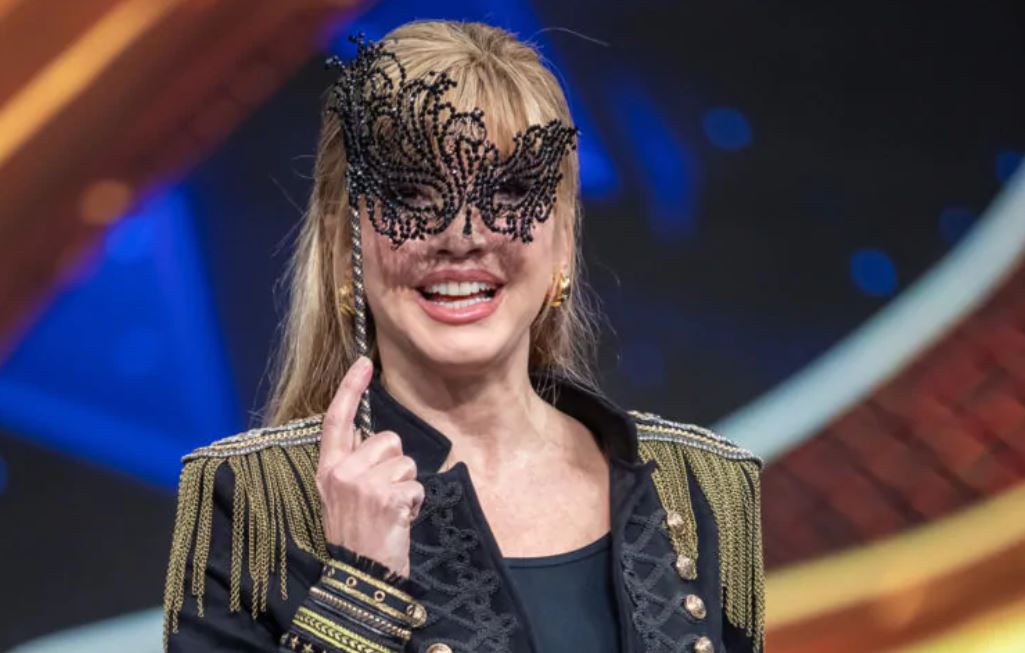 Il Cantante Mascherato: in finale arrivano i duetti. Ci sono anche Tatangelo e Red Canzian