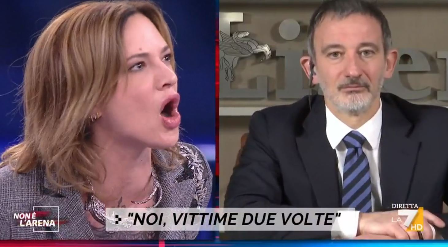 Non è l’Arena, Asia Argento furiosa con Senaldi: «Topo Gigio stai zitto! Ti metto un tacco in bocca». Il giornalista: «Sei una donna violenta!» – Video