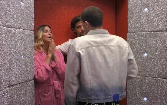 GF Vip 5, Zorzi cerca di uscire dalla casa ma la porta (che disdetta!) è chiusa. La sintesi perfetta di Dayane: «Ma che due cogli0ni, di nuovo questa scenata!» – Video