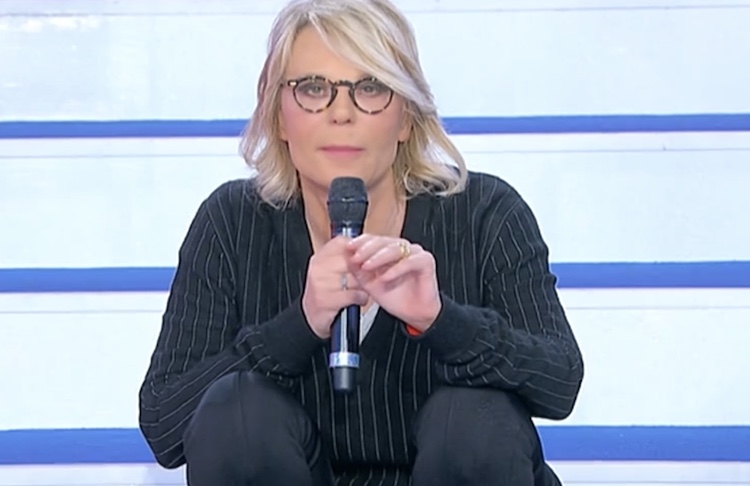 Uomini e Donne, Maria De Filippi si è stufata e mette alle strette il cavaliere della Galgani. «Gemma sei un pollo, ci caschi tutte le volte!»