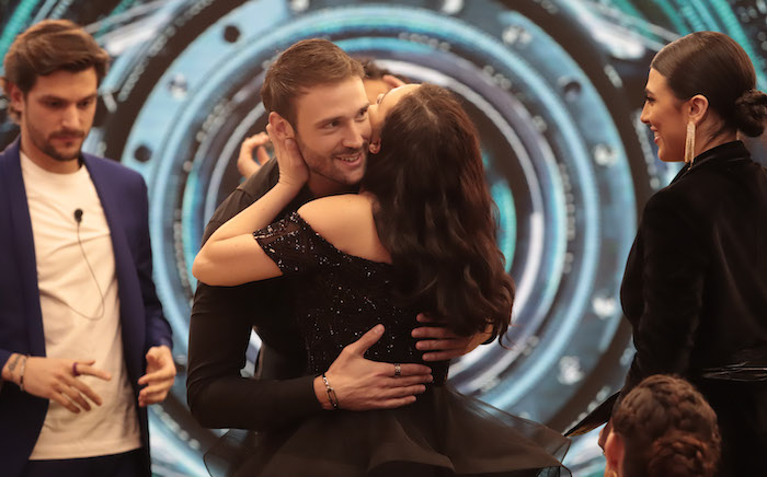 GF Vip 5, trentanovesima puntata – Maria Teresa fuori (di corsa!). Zelletta, Tommaso e Rosalinda al televoto per la scelta del terzo finalista