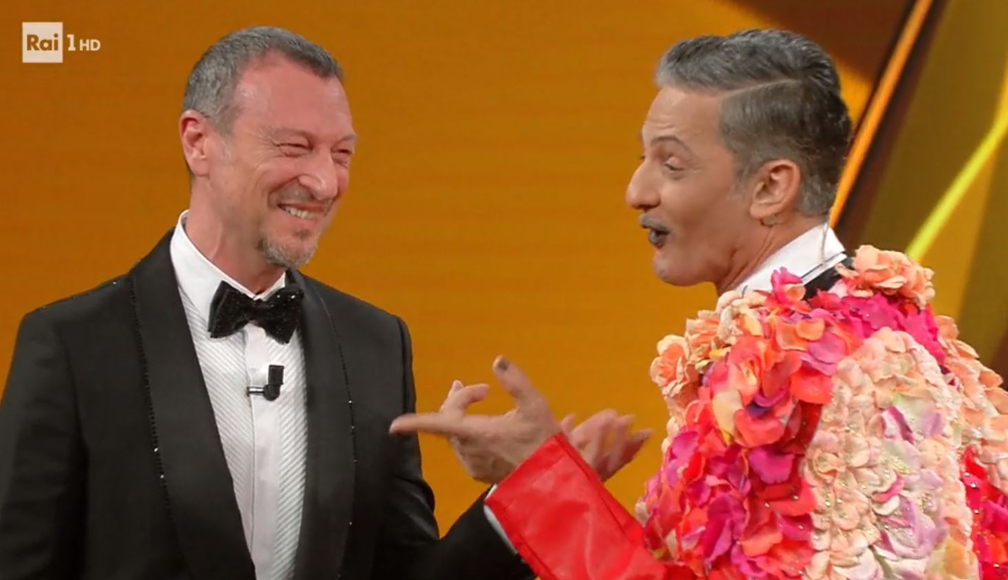 Sanremo 2021, si accende lo show senza platea. Fiorello: «Una poltrona senza culo è come Zingaretti senza la D’Urso»