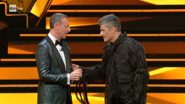 Sanremo 2021, seconda serata – La demoscopica piazza al comando Ermal Meta. Palloncini in platea!