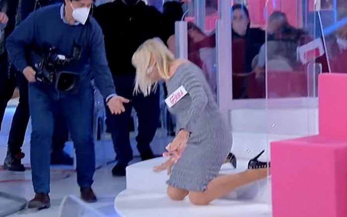 Uomini e Donne: Gemma cade dalle scale (video)