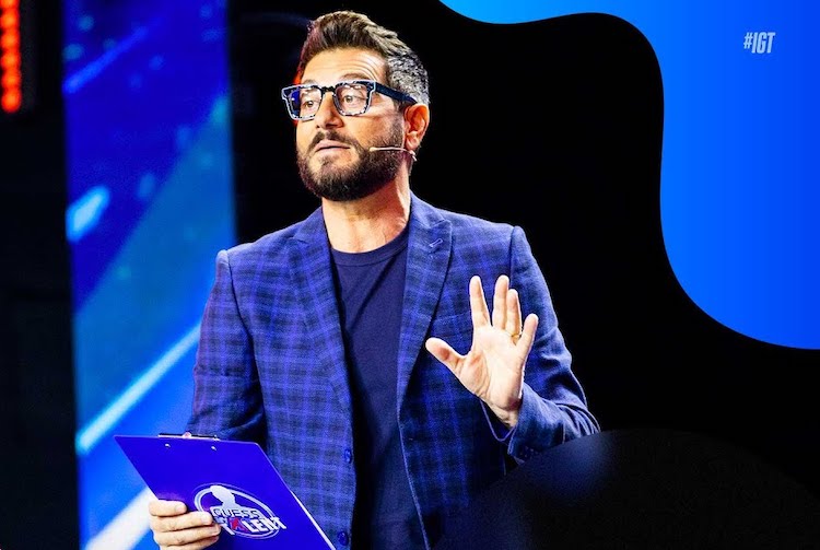 Enrico Papi conduce la finale di Italia’s Got Talent. Lodovica Comello ha il Covid