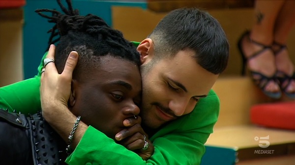 Amici 2021, prima puntata Serale – Esa scopre di essere eliminato quando è già rientrato in casa. Fuori anche Gaia