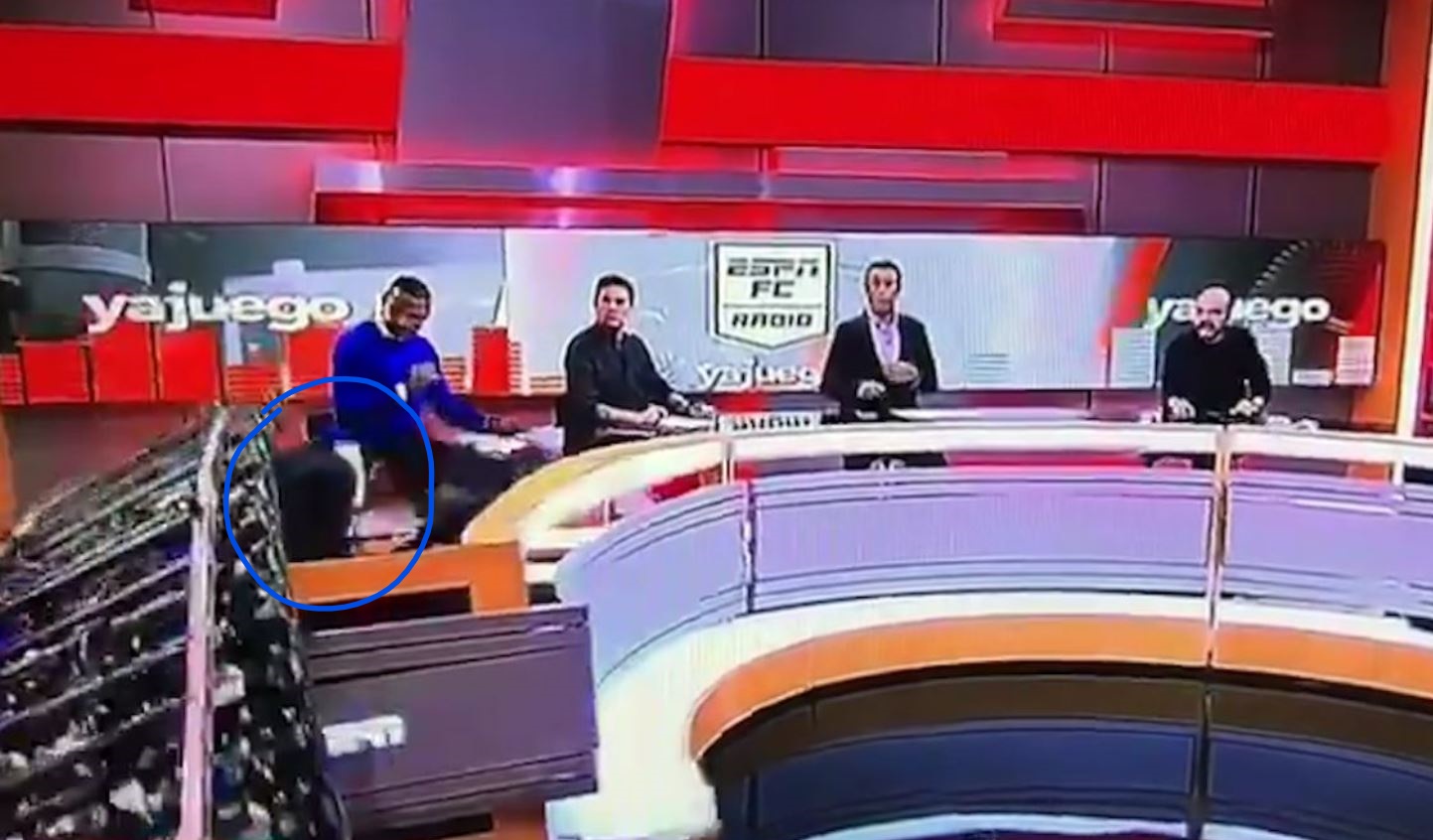 ESPN Colombia, panico in diretta: maxi-schermo crolla sul giornalista sportivo Carlos Orduz – Video