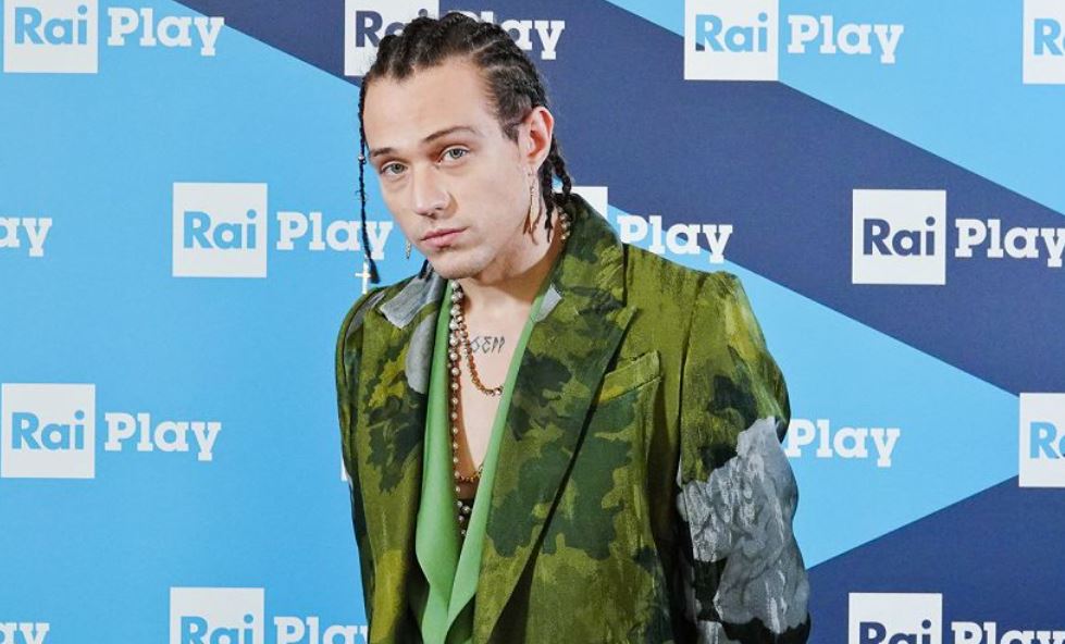 Sanremo 2021, positivo nello staff di Irama. Stop al cantante, sostituito da Noemi