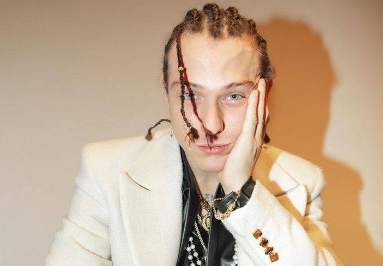 Sanremo 2021, Irama è negativo al tampone molecolare. Ma rischia l’esclusione