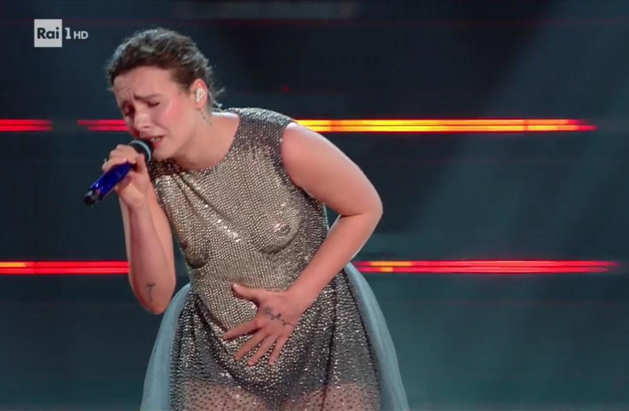 Sanremo 2021: i look della quarta puntata, tra tailleur ed eccessi