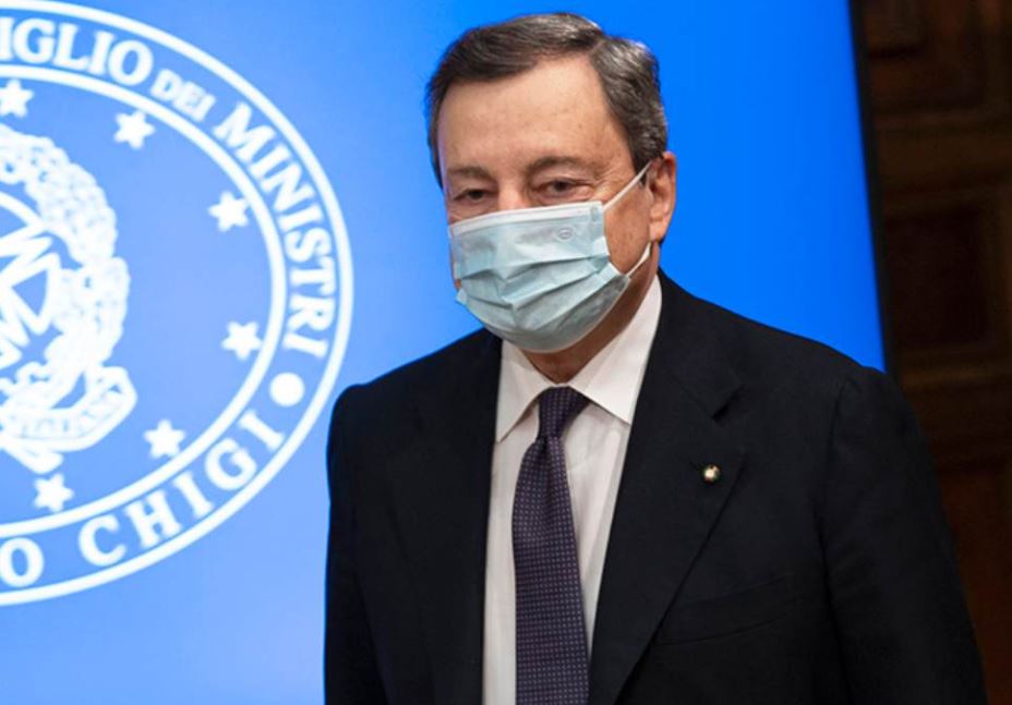 Draghi irrompe in tv: la conferenza stampa, però, slitta di un’ora