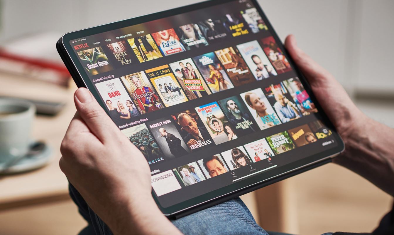 Netflix limita la condivisione dell’account tra più utenti. Partito il test