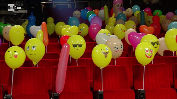 Palloncini in platea - Seconda serata Sanremo 2021 (da RaiPlay) Palloncini in platea - Seconda serata Sanremo 2021 (da RaiPlay)