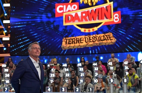 Programmi TV di stasera, venerdì 12 marzo 2021. Su Canale 5 torna in replica Ciao Darwin