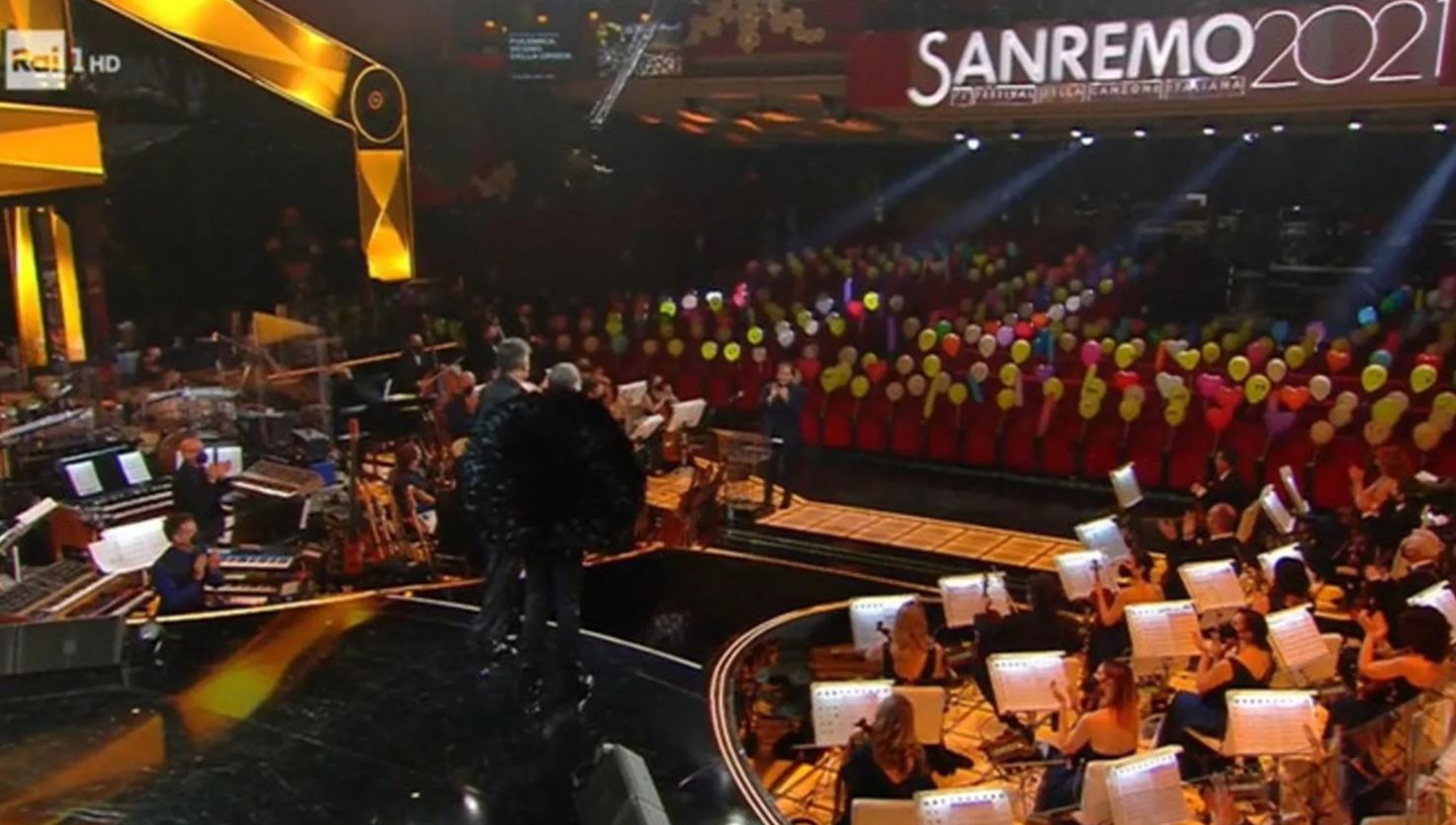 Perché gli spettacoli a teatro di Comedy Central hanno il pubblico e Sanremo no?