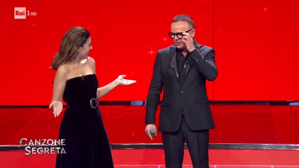 Ascolti TV | Venerdì 26 marzo 2021. Canzone Segreta stabile a quasi 4 milioni (17.4%), salgono le repliche di Ciao Darwin (14.4%). Titolo V chiude mestamente (2.2%)