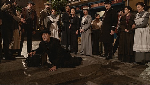 Una Vita, anticipazioni: i residenti di Acacias umiliano e cacciano Ursula dal quartiere