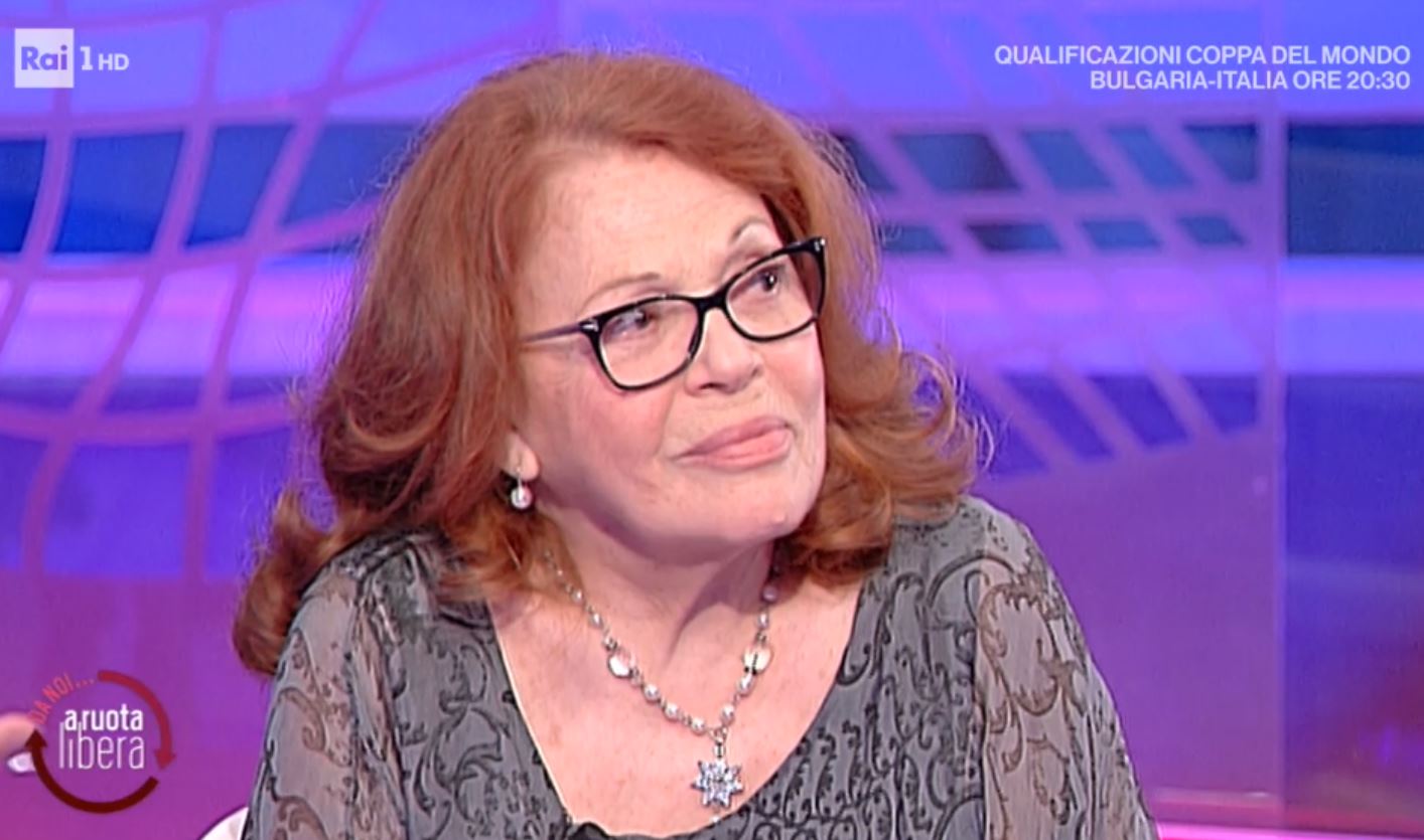 Da noi… a ruota libera, gaffe di Valeria Fabrizi: «In questa foto sembro una negra!» – Video