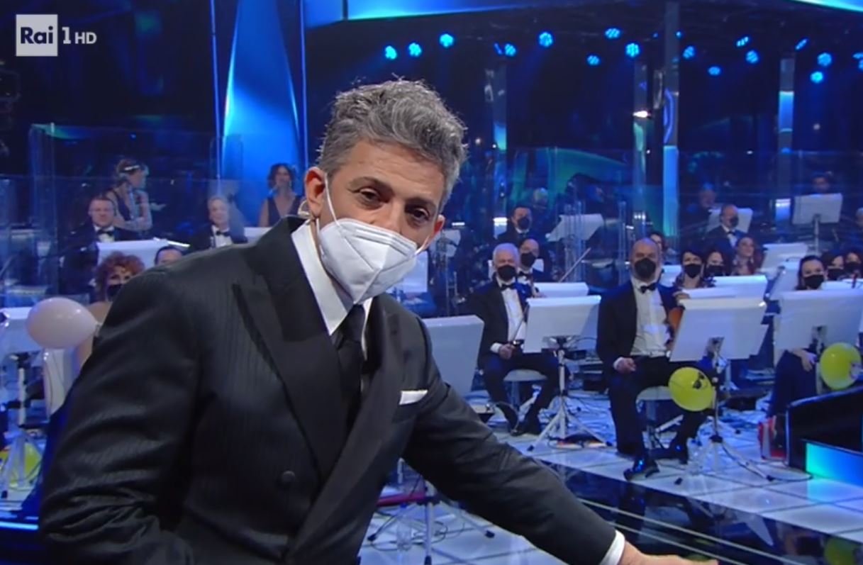 Sanremo 2021, Fiorello sfotte i paradossi del protocollo sanitario: «Giù dal palco serve la mascherina, su no»