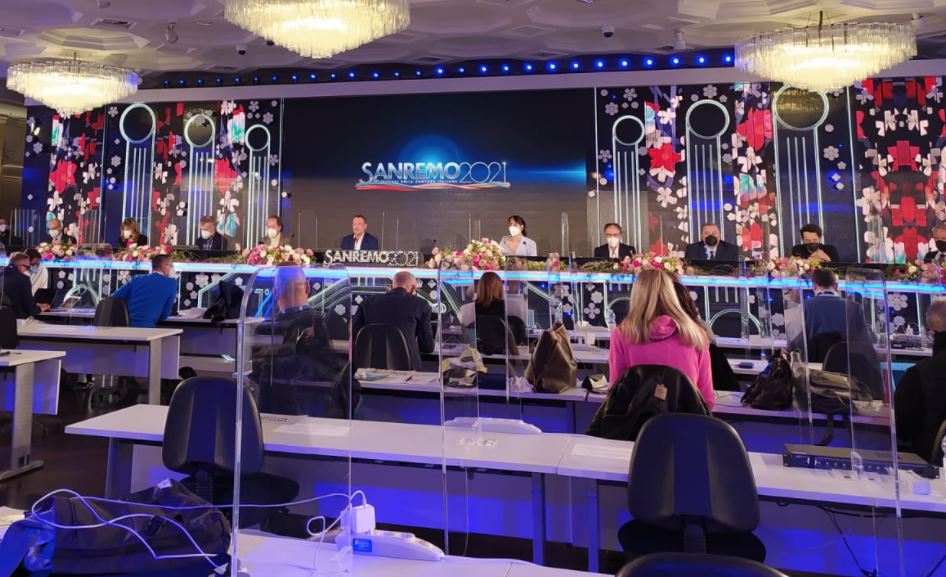 Sanremo 2021, conferenza stampa della seconda serata. Amadeus irritato per lo spot ironico della Liguria: «Evitabile»