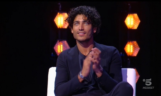 Isola dei Famosi, la confessione di Akash Kumar: «Sono dislessico, non so parlare. Ho sofferto di attacchi di panico e di depressione»