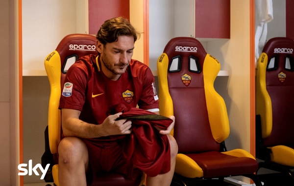 «Speravo de morì prima» chiude con il vero Totti – Foto