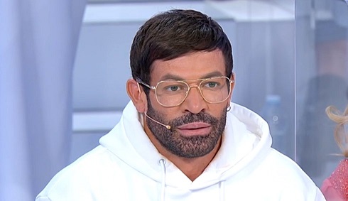 Programmi TV di stasera, martedì 27 aprile 2021. Gianni Sperti vittima di uno scherzo de «Le Iene» (complice Maria De Filippi)
