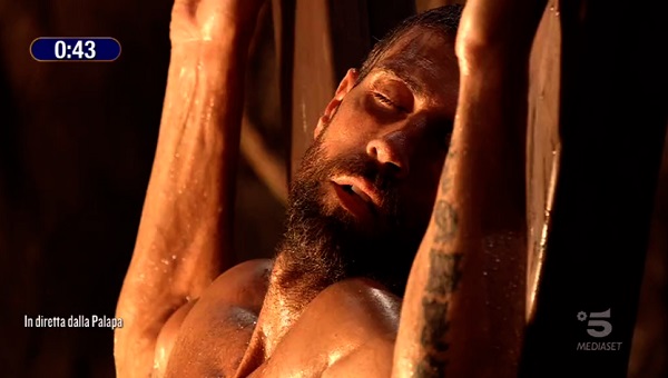 Gilles nella prova del fuoco - Isola dei Famosi 2021 Gilles nella prova del fuoco - Isola dei Famosi 2021