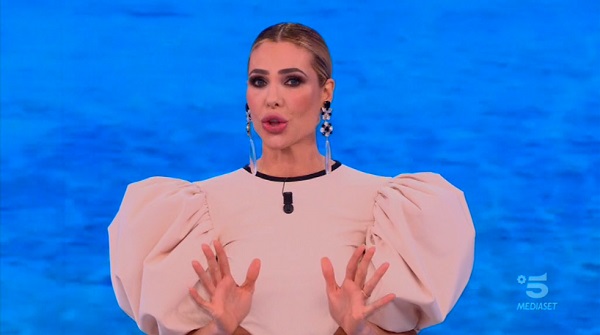 Isola dei Famosi 2021, dodicesima puntata – Fariba elimina Vera. Naufraghi divisi in arrivisti e primitivi. In 4 al televoto