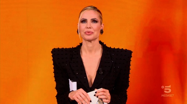 Isola dei Famosi 2021, settima puntata – Cerioli elimina la Isoardi (che finisce a Playa Esperanza) e va al televoto contro Drusilla. Fuori la Martani