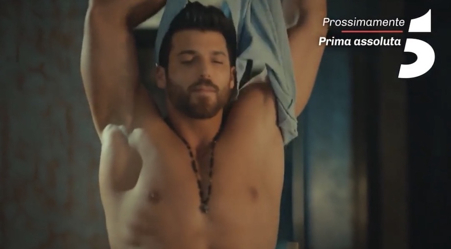 Can Yaman si diletta nel trailer di Mr Wrong – Lezioni d’Amore (su Canale 5 in prima serata e daytime). Video e foto