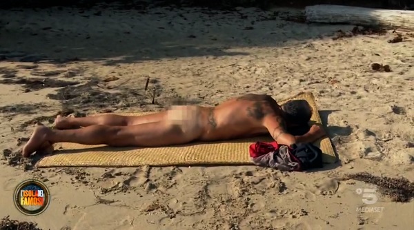 Paul nudo - Isola dei Famosi 2021