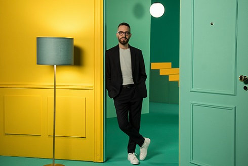 Tv8 accende la seconda serata con Permesso Maisano: l’ex ‘iena’ a casa di personaggi famosi, da Bruno Vespa a Valentina Nappi