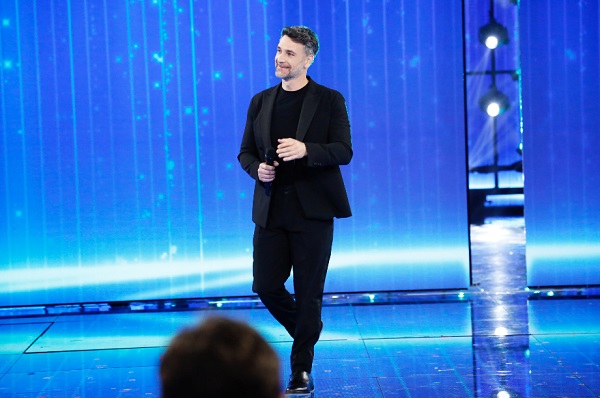 Ascolti TV | Sabato 17 aprile 2021. Amici domina (27.6%), Sotto Copertura in replica 13.6%. Funerali di Filippo: 22% Canale5, 12.5% Rai1, 4.1% La7