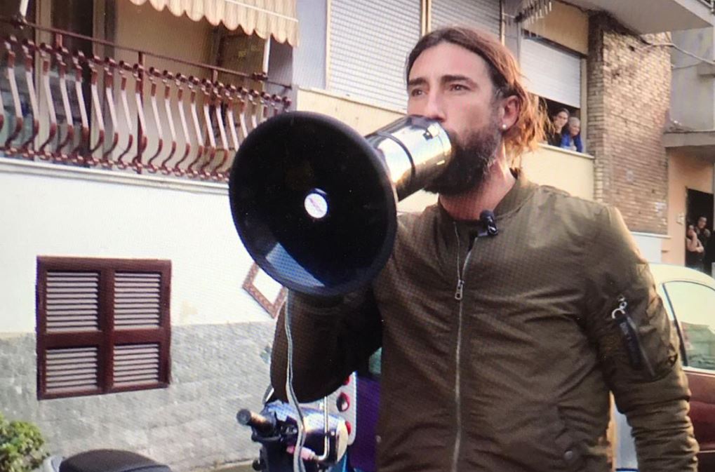 Striscia la Notizia, nuova aggressione a Brumotti. Ma sgominare gli spacciatori non è compito delle Autorità?