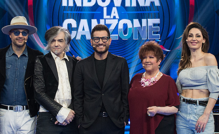 Name That Tune torna con la seconda edizione: giocano uomini contro donne. Orietta Berti e Morgan tra gli ospiti