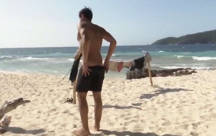 Supervivientes: Gianmarco Onestini fa il bagno completamente nud0 – Video