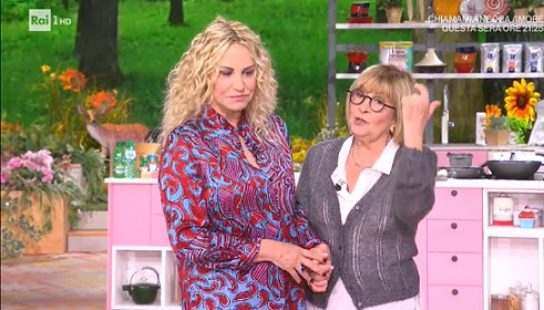 E’ Sempre Mezzogiorno: reunion tra Antonella Clerici e la ‘seconda mamma’ Anna Moroni – Video