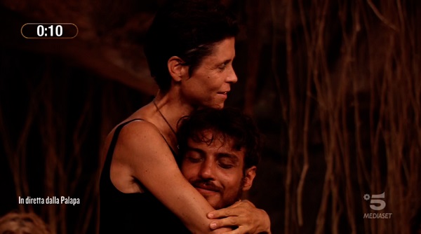 Awed solleva Isolde - Isola dei Famosi 2021