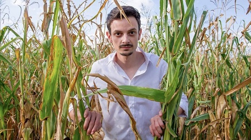 Programmi TV di stasera, lunedì 3 maggio 2021. Su Rai2 c’è «Il vegetale» Fabio Rovazzi