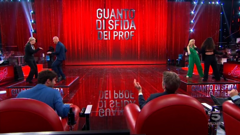 Guanto di sfida dei prof - Amici 2021