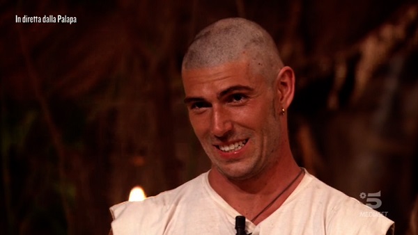 Isola dei Famosi 2021, ventesima puntata – Ignazio si rasa a zero per la pasta (Video) e conquista la finale. Fuori Fariba e Angela, al televoto Isolde e Matteo