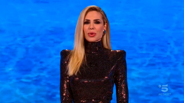 Isola dei Famosi 2021, semifinale – Beatrice torna in gioco e accede alla finale da leader. Al televoto Awed e Matteo. Fuori Isolde, Miryea e Roberto