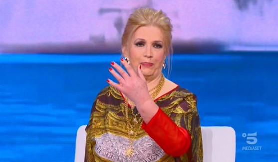 Isola dei Famosi 2021: Iva Zanicchi lascia in anticipo la diretta a causa della puntura di una vespa – Video